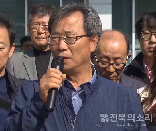 북한 공작원과 회합하고 연락을 주고받았다는 혐의로 재판에 넘겨진 하연호 전북민중행동 공동상임 대표가 30일 1심 재판에서 징역형의 집행유예를 선고받은 뒤 기자회견을 하고 있는 모습. 