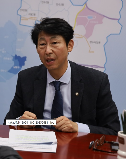 "대한민국이 그래도 거의 선진국 됐는데 어떻게 이런 대통령이 뽑혔으며 이런 대통령이 2년 반 동안 국정의 최고 책임자로 역할을 했다는 게 너무나 참담했다"고 말하는 이훈기 국회의원.