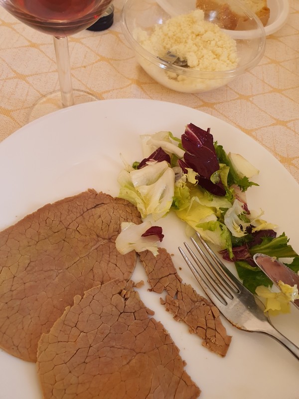 와이너리에서 직접 생산한 와인의 향기로운 맛과 부드러운 스테이크를 체험할 수 있다.