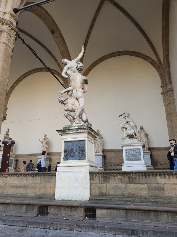 시에나 대성당의 화려한 조각품들.