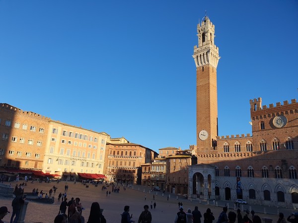  매년 7월과 8월이면 '팔리오 축제(Palio di Siena)'가 열리는 '캄포 광장' 전경.(사진 위, 아래)