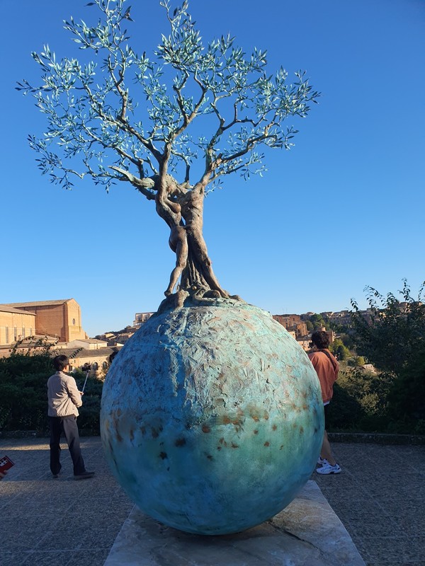 시에나 시가지에 전시된 특이한 조각품.