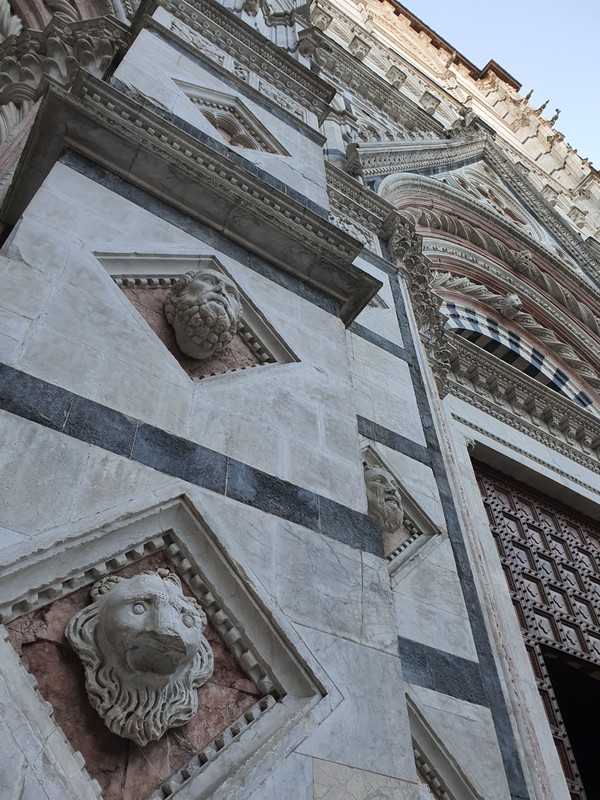 성모마리아 성당(두오모 성당)의 정면 모습(사진 맨 위)과 측면(사진 중간), 그리고 벽을 수놓은 조각품들(사진 맨 아래) 전경. 정식 명칭은 산타 마리아 델 피오레 대성당(Cattedrale di Santa Maria del Fiore)이다.