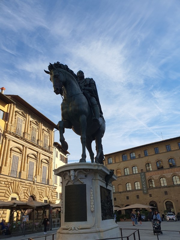 피렌체의 영광을 만들기 시작한 '코지모'의 기마상. 