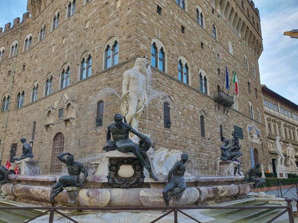 '시뇨리아 광장'에 있는 '넵튠의 분수'. 포세이돈을 상징하는 분수로 피렌체가 해전에서 승리했음을 기념하고 있다.