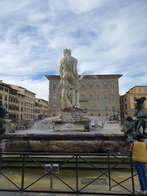 시뇨리아 광장에는 브루넬레스키, 마사초, 베아토, 안젤리코, 필리페, 리피, 도나텔로, 미켈란젤로, 레오나르도 다 빈치 등의 작품을 한눈에 볼 수 있다.