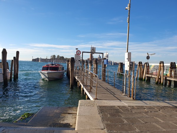 배 위에서 멀리 바라보이는 '물의 도시' 베네치아 모습(사진 위)과 베네치아 선착장에 도착해서 바라본 반대편의 또 다른 섬 도시 모습.(사진 아래)   