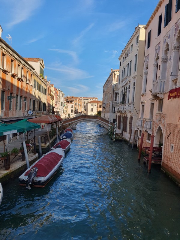 120여개의 작은 섬으로 이루어진 베네치아는 150개의 수로와 운하로 연결돼 있다.