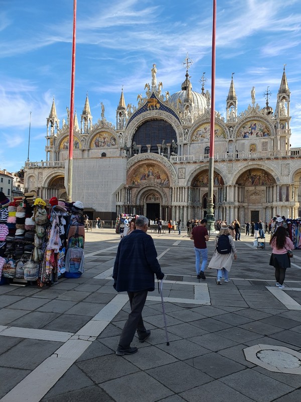 베네치아 중심에 위치한 '산 마르코 성당' 입구.