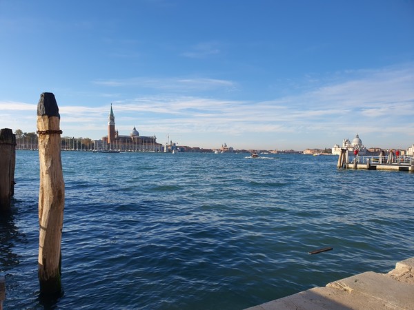 베네치아 선착장에서 바라본 또 다른 섬 위의 성당들.