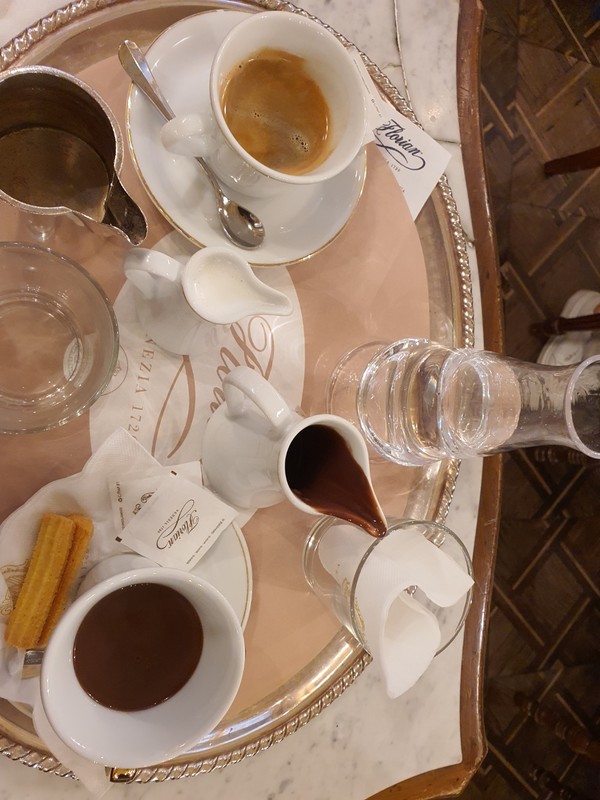 베네치아에 위치한 세계 최초의 카페 '플로리안(Florian)' 입구(사진 위)와 카페 안에서 주문한 에스프레소커피와 핫초코 모습.(사진 아래)