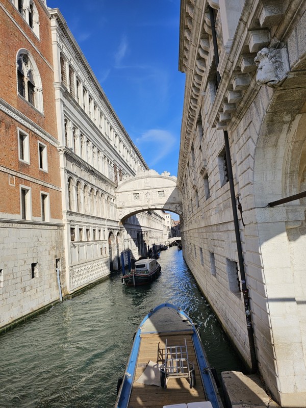  수로를 중간에 놓고 ‘두칼레 궁전’과 ‘피리지오니 누오베’라는 감옥을 연결하는 '탄식의 다리' 모습.