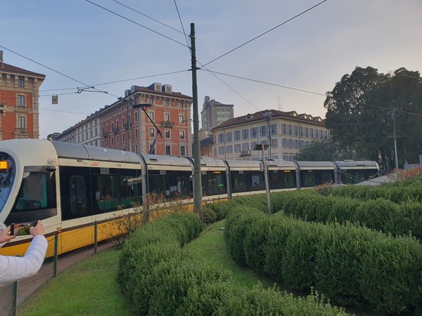 밀라노 시내를 달리는 경전철 모습.