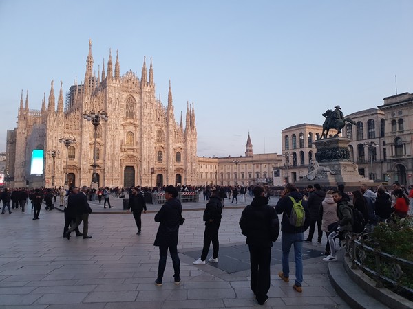 밀라노 시내 중심에 위치한 '두오모 대성당' 광장과 주변에 모인 사람들.(사진 위, 아래)