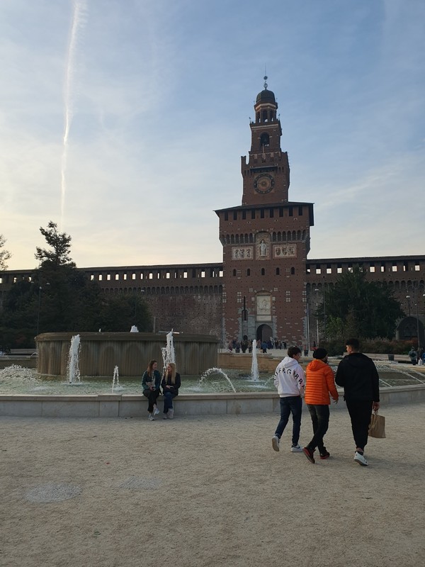 밀라노에 도착하자마자 가장 먼저 반겨 주는 시내 중심의 성당 모습.