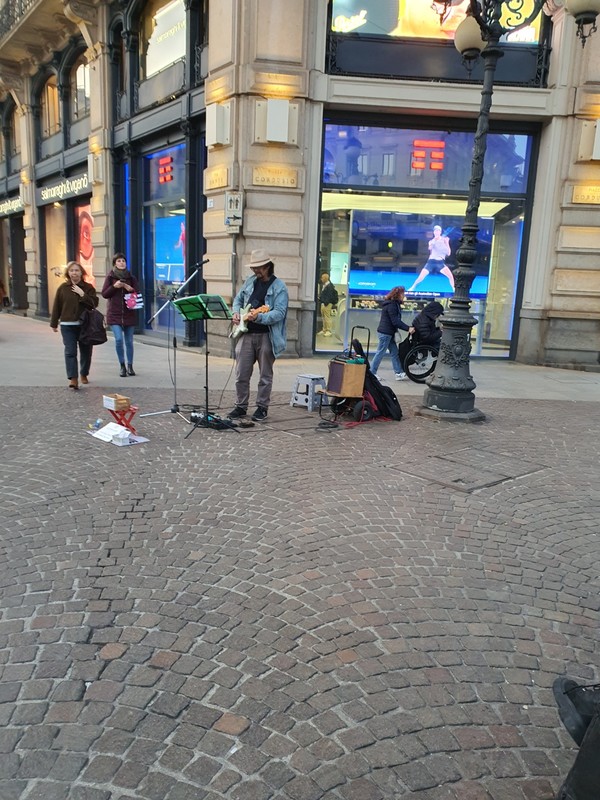 밀라노 시내 중심가에서 홀로 연주하는 거리 악사 모습.
