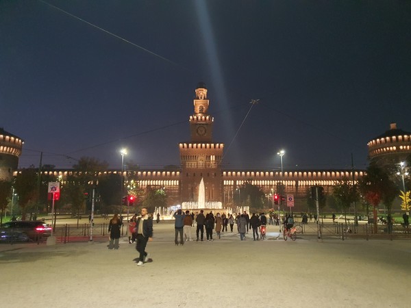 밀라노 성당 주변의 야경 모습.