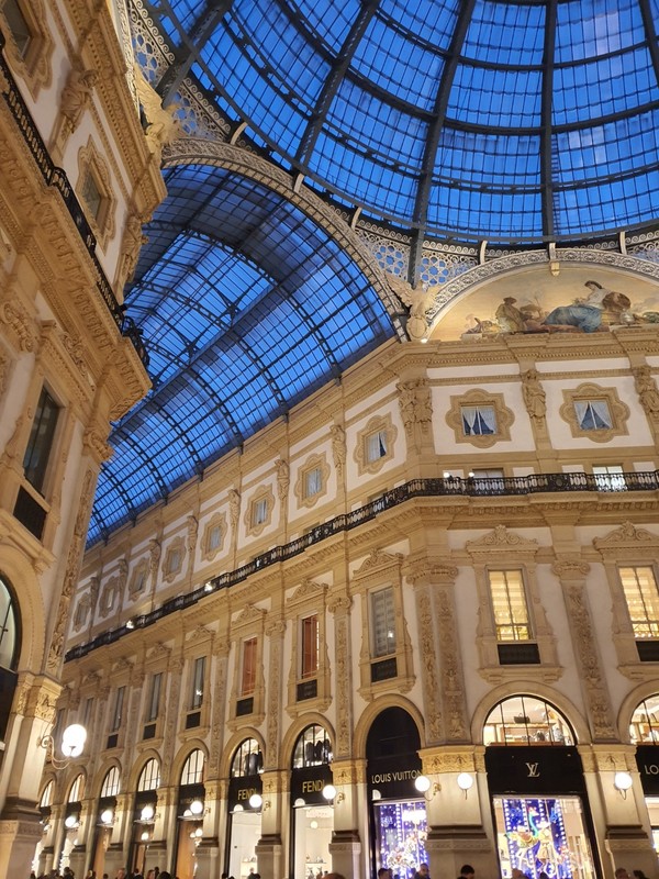 밀라노의 중심가의 '두오모 광장' 인근에 위치한 세계에서 가장 아름다운 쇼핑 거리로 불리는 '비토리오 엠마누엘레 2세 갤러리아(Galleria Vittorio Emanuele II)'의 내부 모습과 바닥 및 천정, 아치가 화려한 예술 작품이다.