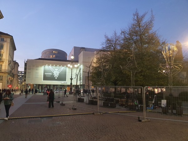 세계적인 오페라의 메카로 알려진 '스칼라 극장' 외부 전경.(사진 위, 아래)