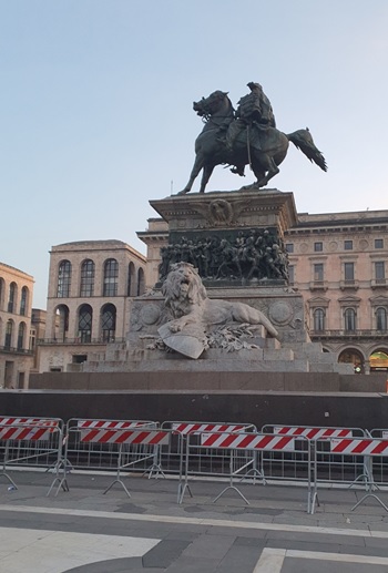 밀라노 시내 광장의 기마병 동상.