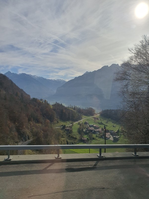 이탈리아에서 알프스산맥을 지나 스위스로 향하는 길에서 바라본 초원지대의 한 마을 풍경.  