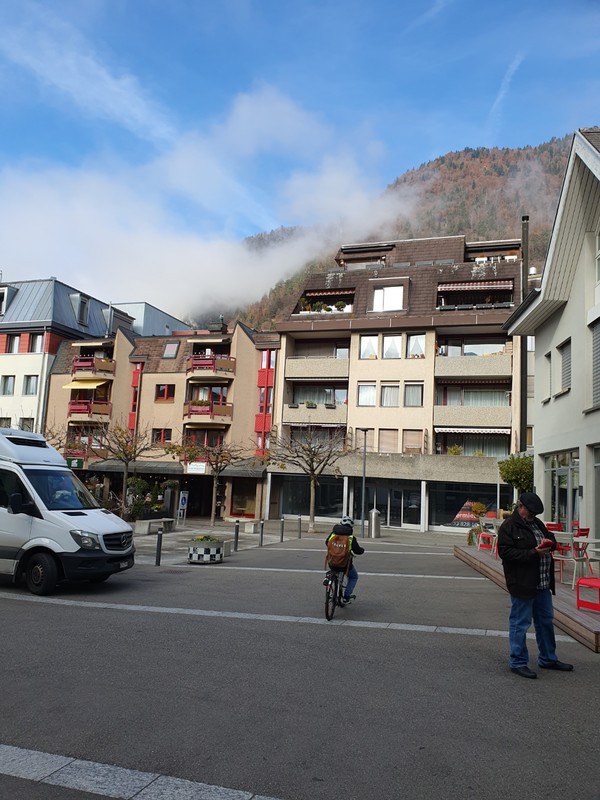 이탈리아 국경을 넘어 도착한 스위스 '인터라켄' , 한산한 도시 거리 모습.(사진 위, 아래)