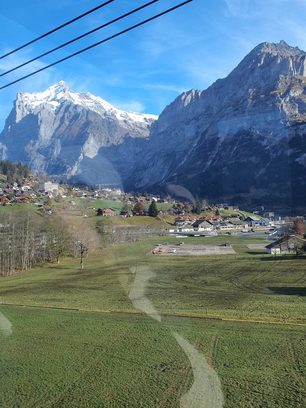 멀리 '융프라우' 정상이 보이는 알프스산 아랫마을.