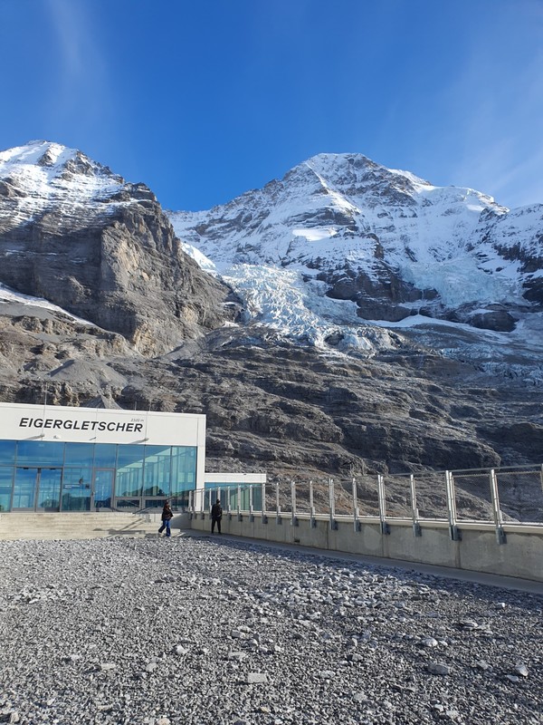 융프라우 전망대로이어지는 케이블카 타는 곳에서 마주한 '융프라우' 일부 모습.