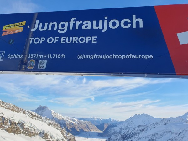 융프라우 전망대에서 바라본 산 아래 모습.(사진 위, 아래)