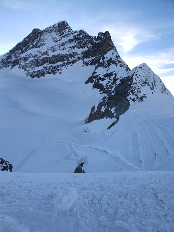'처녀봉'으로 불리는 융프라우 정상 모습.(사진 위, 아래)