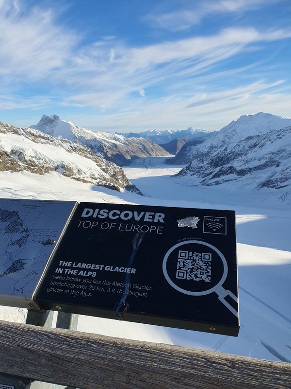 융프라우 정상에서 전망대로 이어지는 등정로에서 바라본 산 아래 모습.(사진 위, 아래)