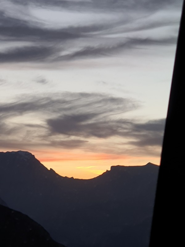 해가 지고 있는 융프라우의 모습. (사진 위, 아래)