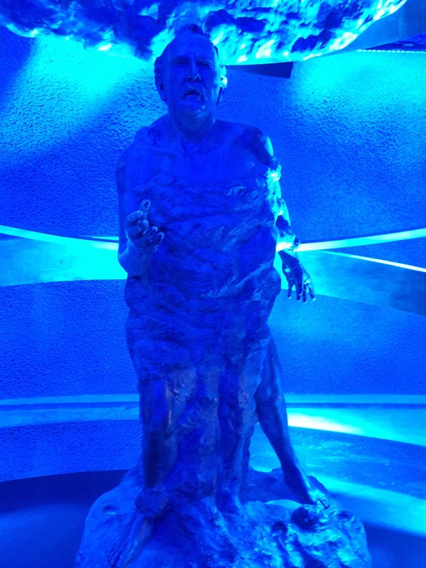 융프라우 전망대 지하 만년설을 뚫어 만든 얼음동굴 터널(사진 위)과 터널을 개척했던 사람들의 동상 중 하나.(사진 아래)