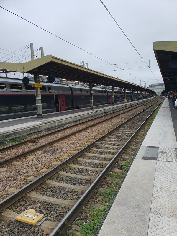 프랑스 초고속 열차인 TGV(Train a Grande Vitesse)를 타기 위해 서 있는 사람들(사진 위)과 파리역 내부 철로 모습.(사진 아래)