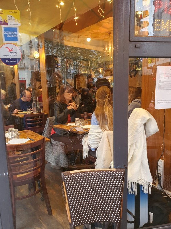 파리역 광장 인근에 맛집으로 소문난 달팽이 요리 전문식당 내부 모습.