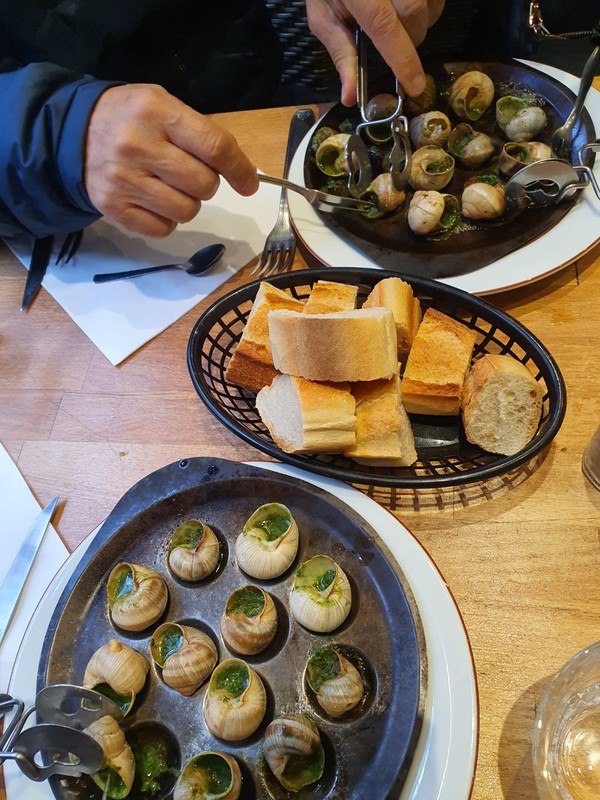 프랑스 전통 음식인 달팽이 요리.  