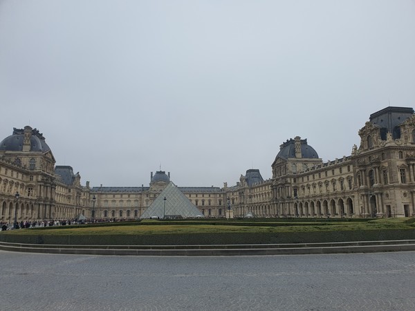 파리의 중심가에 있는 루브르 궁전과 박물관 전경.