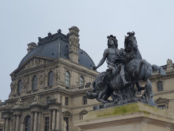 루브르 박물관 입구 돔형 지붕과 기마 조각품.