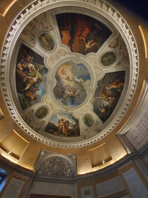 루브르 박물관 실내 천정 모습.(사진 위, 아래)