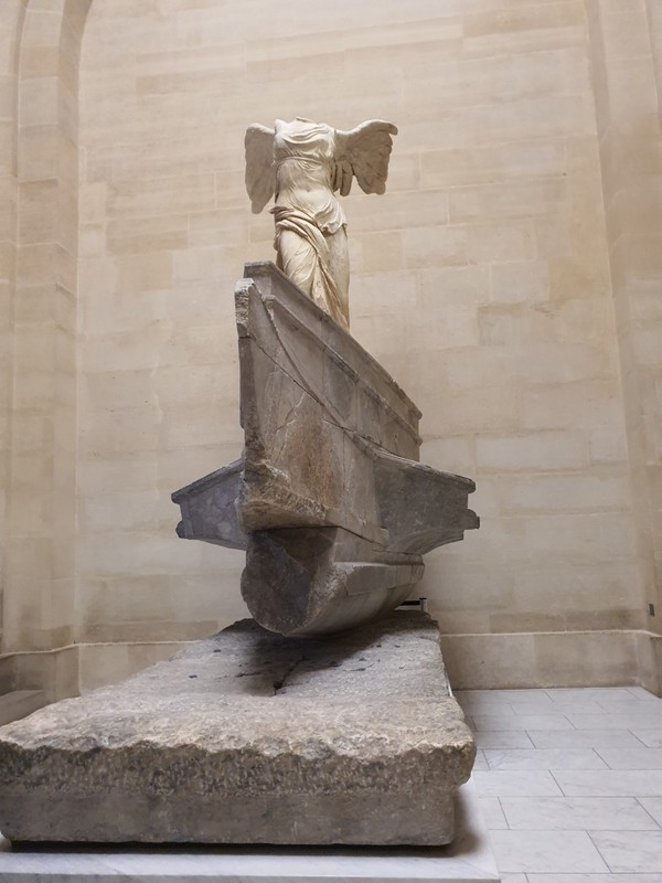 루브르 박물관 실내에 전시된 전 세계 유명 조각품들.(사진 위, 중간, 위래)