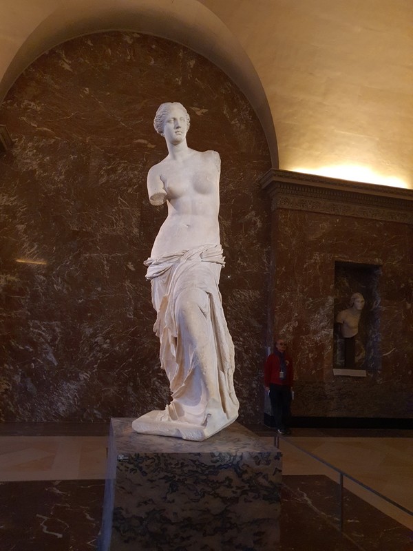 루브르 박물관에 전시된 밀로의 '비너스' 조각 작품 