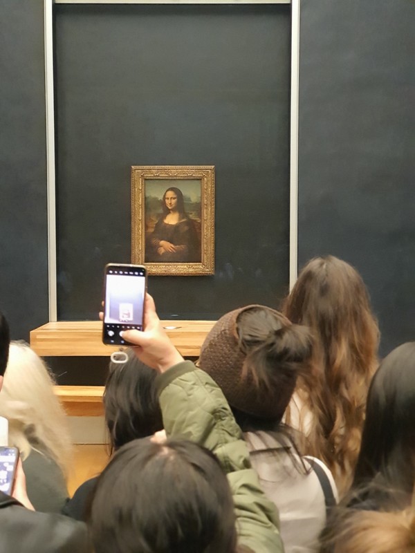 루브르 박물관에 전시된 '모나리자' 그림의 진품을 구경하는 사람들.