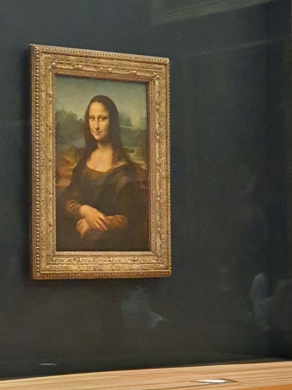 루브르 박물관에 전시된 레오나르도 다빈치의 '모나리자' 그림 작품.