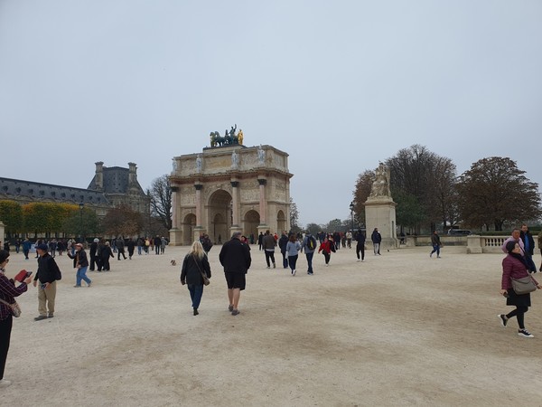 루브르 박물관에서 샹젤리제 거리로 나가는 출구(사진 위)와 파리 개선문 광장 모습.(사진 아래)