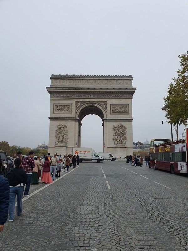 샹젤리제 거리에서 개선문 광장에까지 이르는 길을 걷는 관광객들.(사진 위, 아래)
