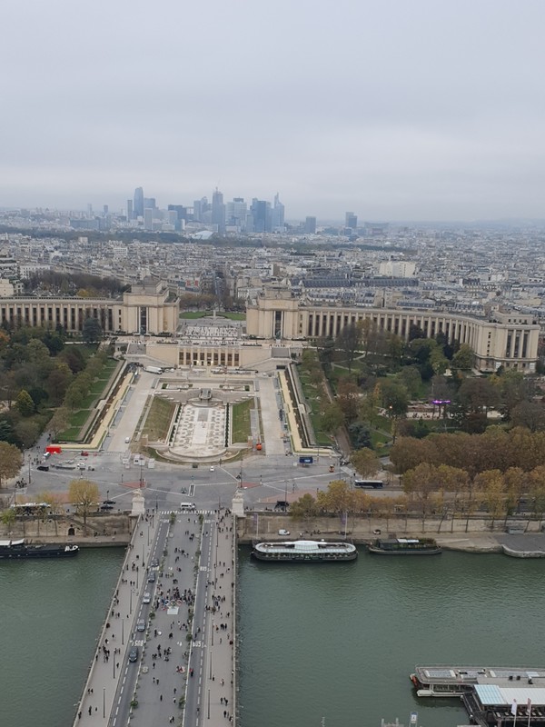 샹젤리제에서 바라본 루브르 박물관 외관 모습(사진 위)과 세느강이 흐르는 파리 광장과 시내 모습.(사진 아래0