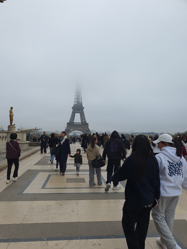 파리의 상징 '에펠탑'을 보기 위해 많은 관광객들의 발길이 연중 끊임없이  이어지고 있다.  