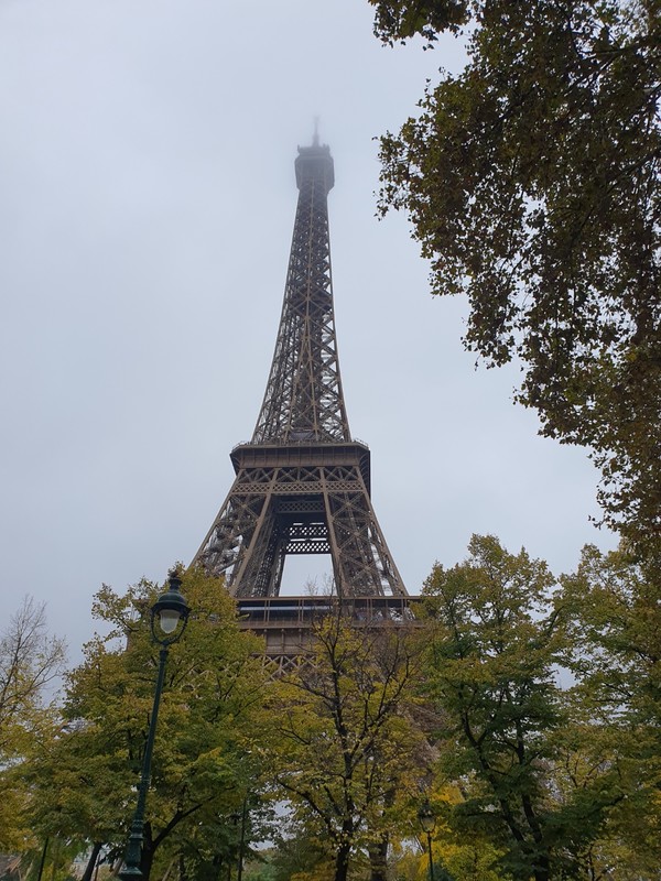 에펠탑 아래에서 본 탑 본체(사진 위)와 끝 부분.(사진 아래)