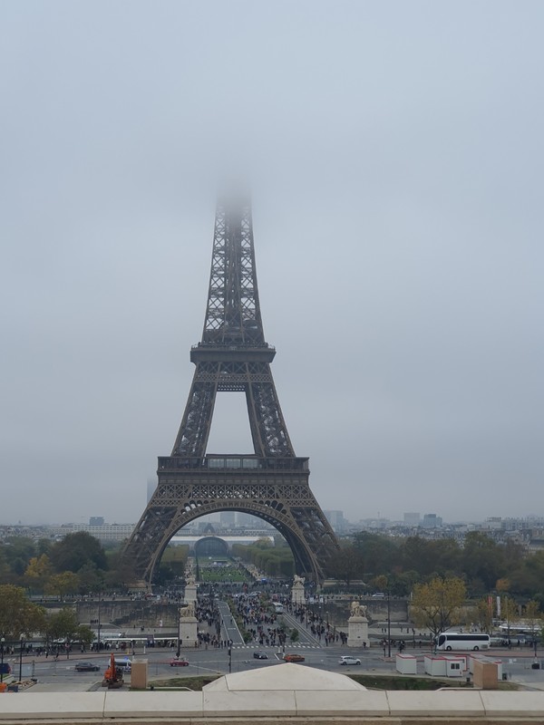 에펠탑 정상이 안개에 가려 있는 모습.