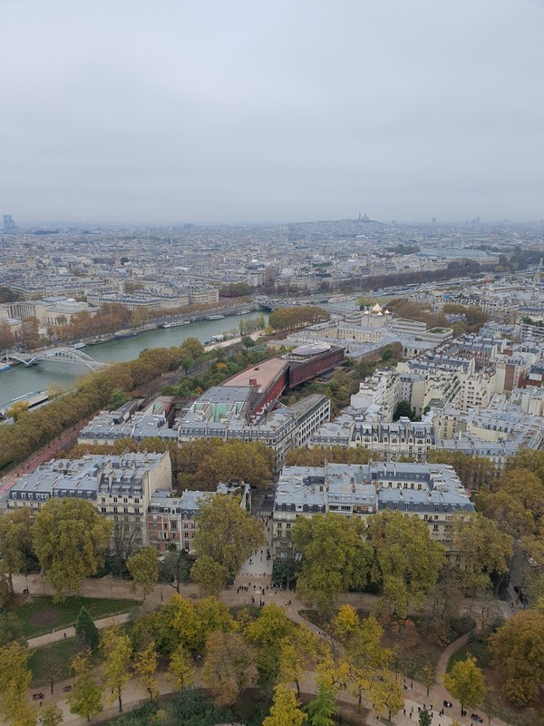 에펠탑 중간 전망대에서 바라본 파리 시내 모습.